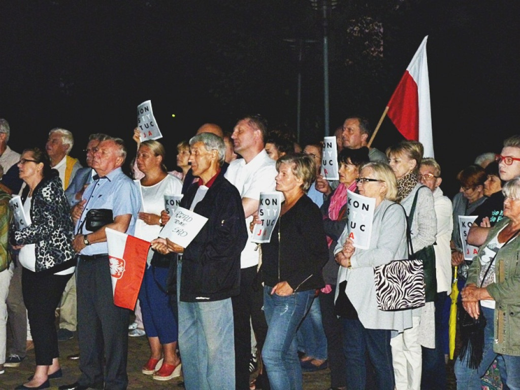Manifestacja i kontrmanifestacja przed sądem w Łowiczu