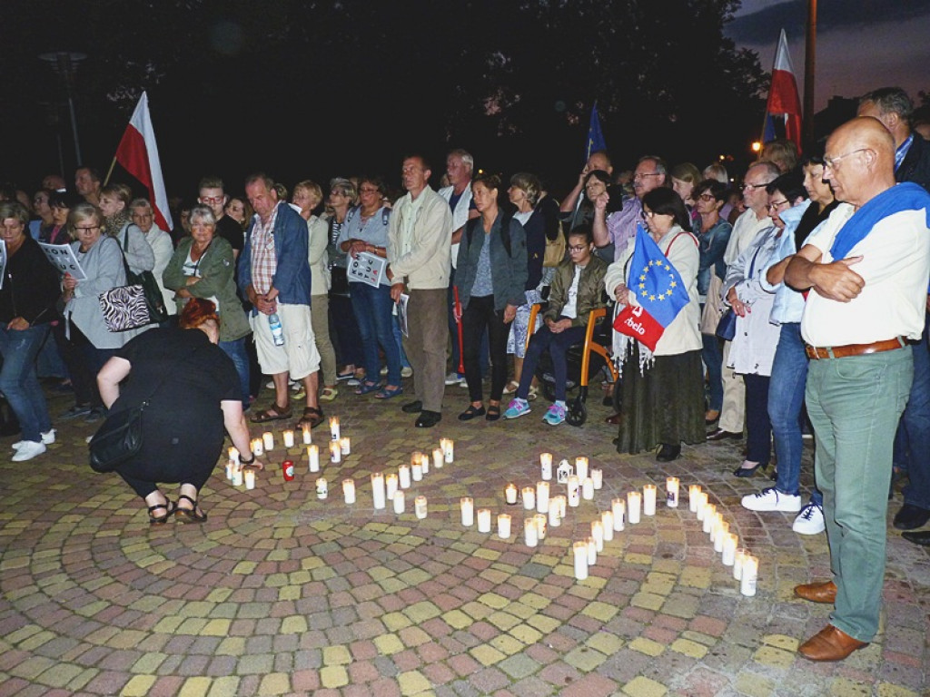 Manifestacja i kontrmanifestacja przed sądem w Łowiczu