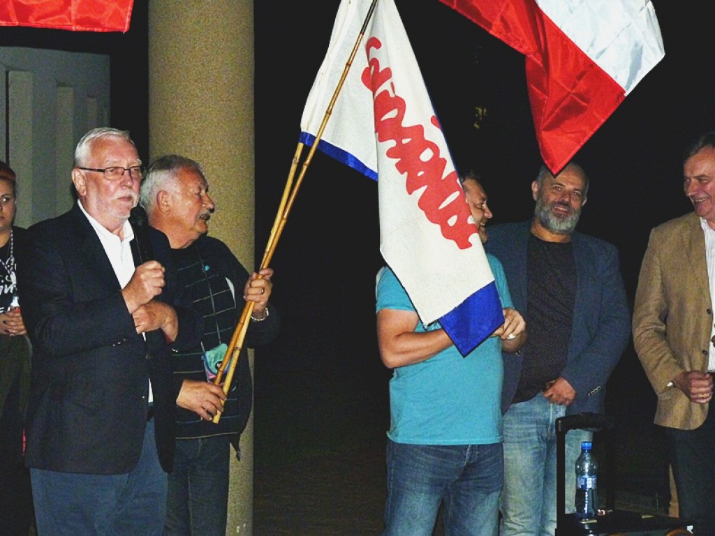Manifestacja i kontrmanifestacja przed sądem w Łowiczu
