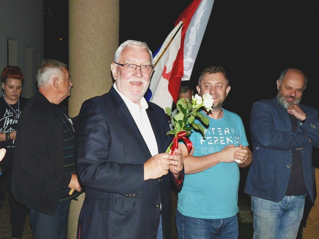 Manifestacja i kontrmanifestacja przed sądem w Łowiczu