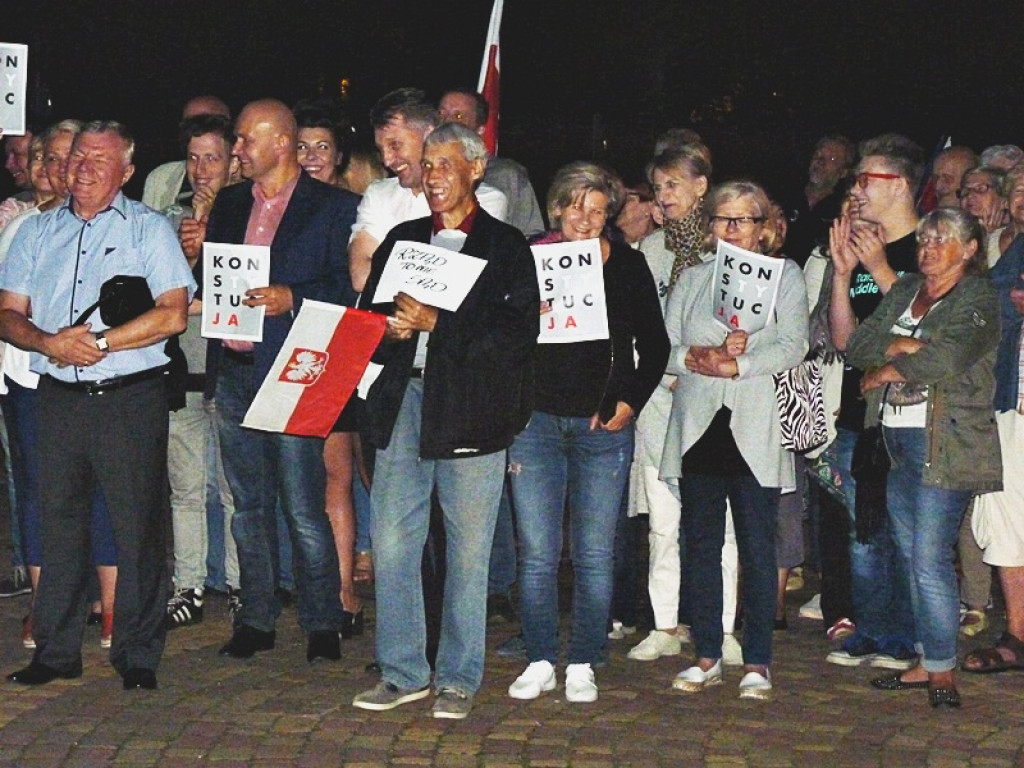 Manifestacja i kontrmanifestacja przed sądem w Łowiczu