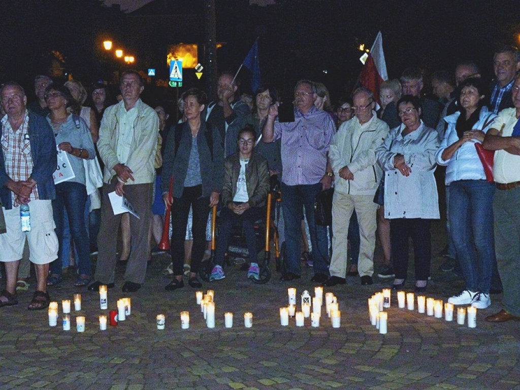 Manifestacja i kontrmanifestacja przed sądem w Łowiczu