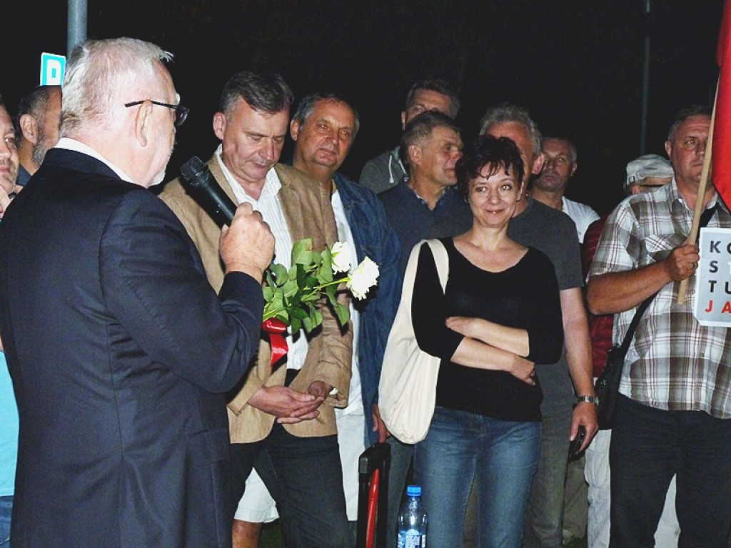 Manifestacja i kontrmanifestacja przed sądem w Łowiczu