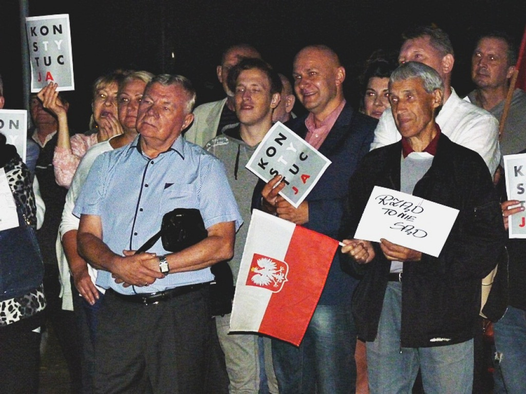 Manifestacja i kontrmanifestacja przed sądem w Łowiczu