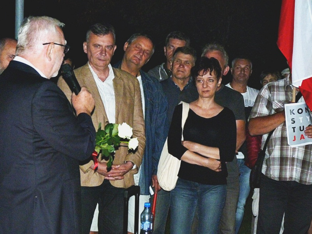 Manifestacja i kontrmanifestacja przed sądem w Łowiczu
