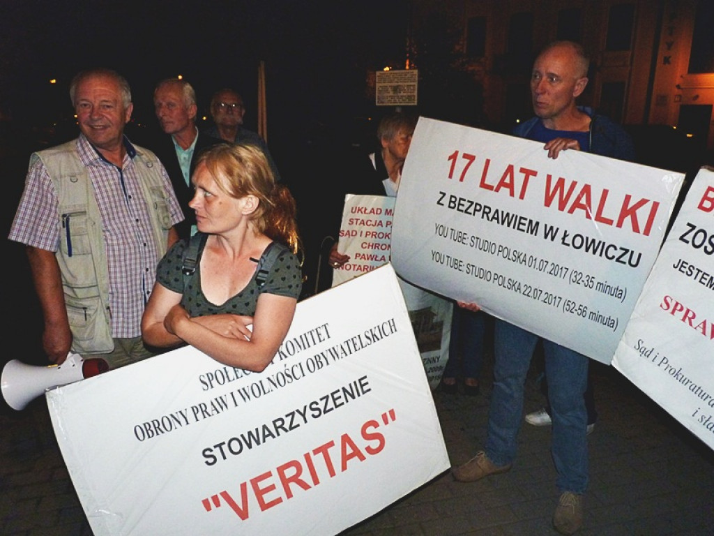 Manifestacja i kontrmanifestacja przed sądem w Łowiczu