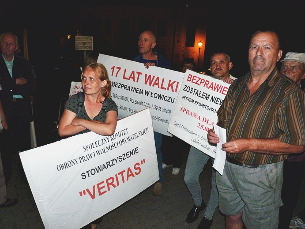 Manifestacja i kontrmanifestacja przed sądem w Łowiczu