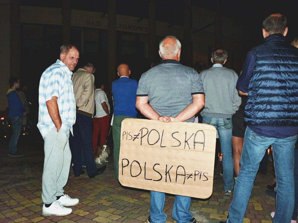 Manifestacja i kontrmanifestacja przed sądem w Łowiczu