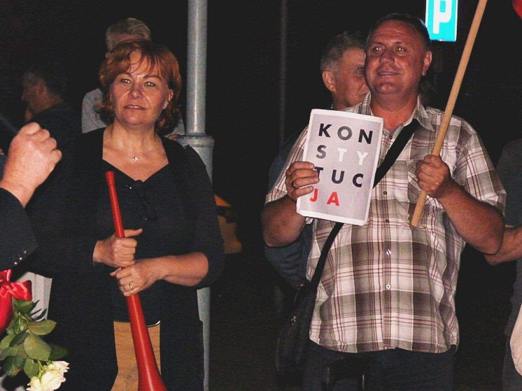 Manifestacja i kontrmanifestacja przed sądem w Łowiczu