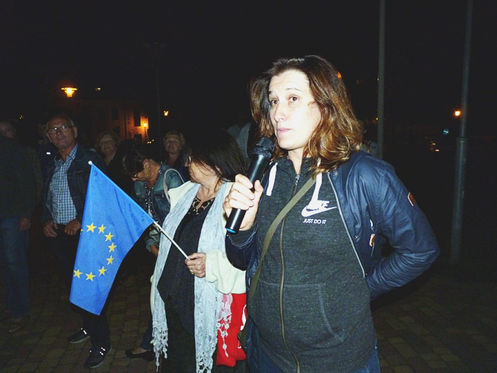 Manifestacja i kontrmanifestacja przed sądem w Łowiczu