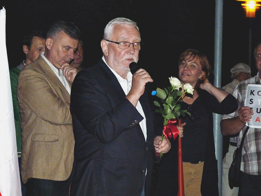 Manifestacja i kontrmanifestacja przed sądem w Łowiczu