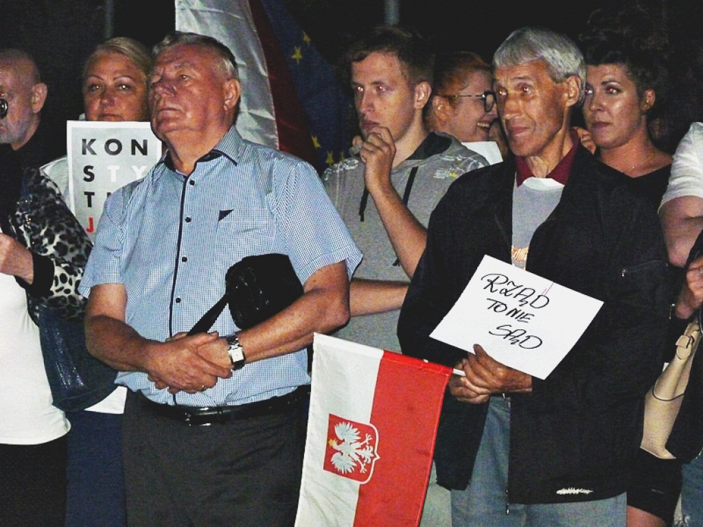 Manifestacja i kontrmanifestacja przed sądem w Łowiczu