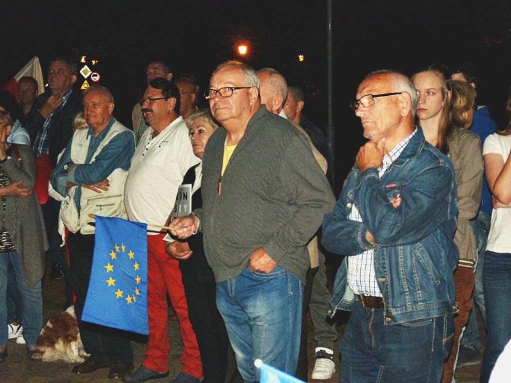 Manifestacja i kontrmanifestacja przed sądem w Łowiczu