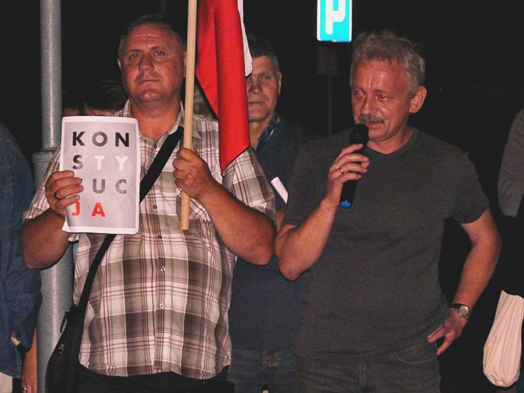 Manifestacja i kontrmanifestacja przed sądem w Łowiczu