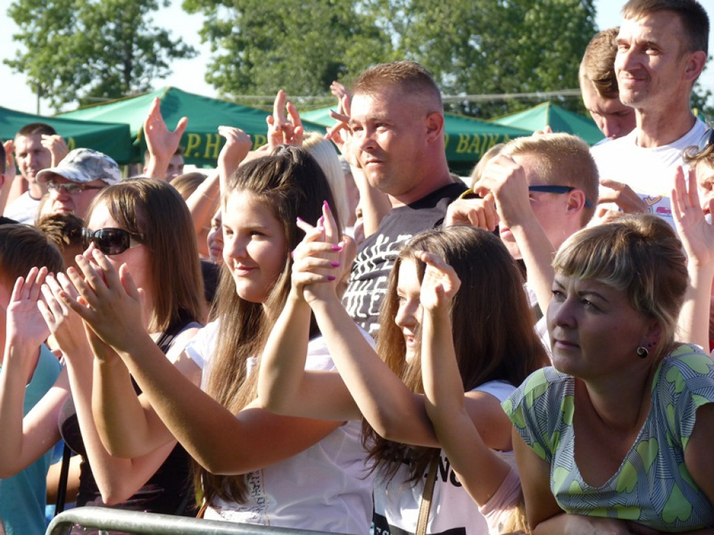 Trwa piknik disco-polo w Lwówku