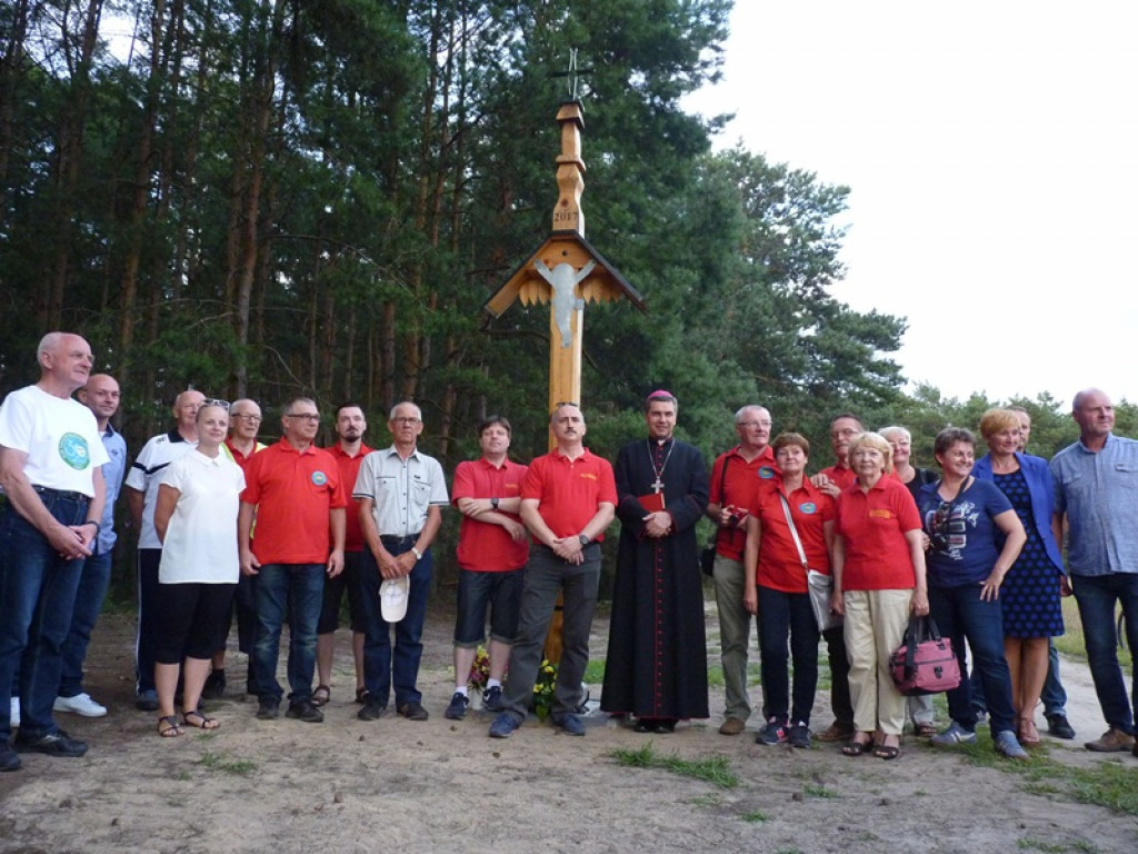 Biskup Wojciech Osial poświęcił replikę krzyża w Świącach