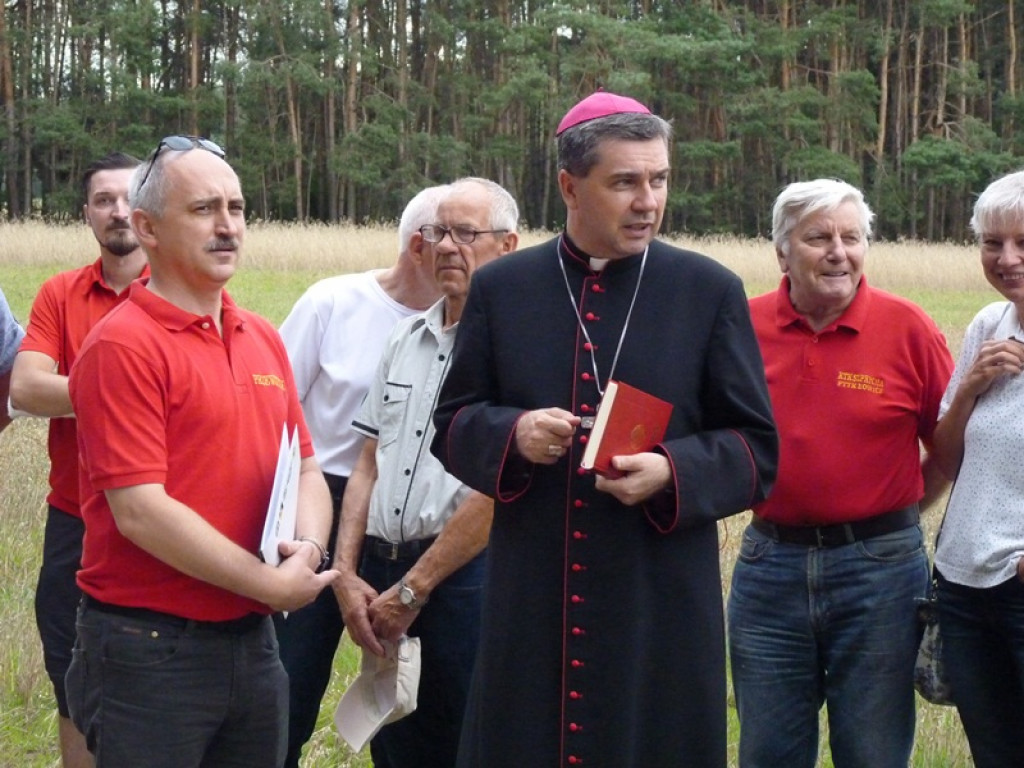 Biskup Wojciech Osial poświęcił replikę krzyża w Świącach
