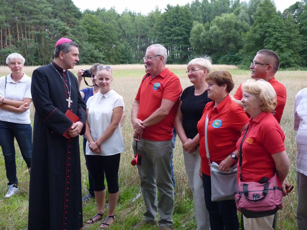 Biskup Wojciech Osial poświęcił replikę krzyża w Świącach