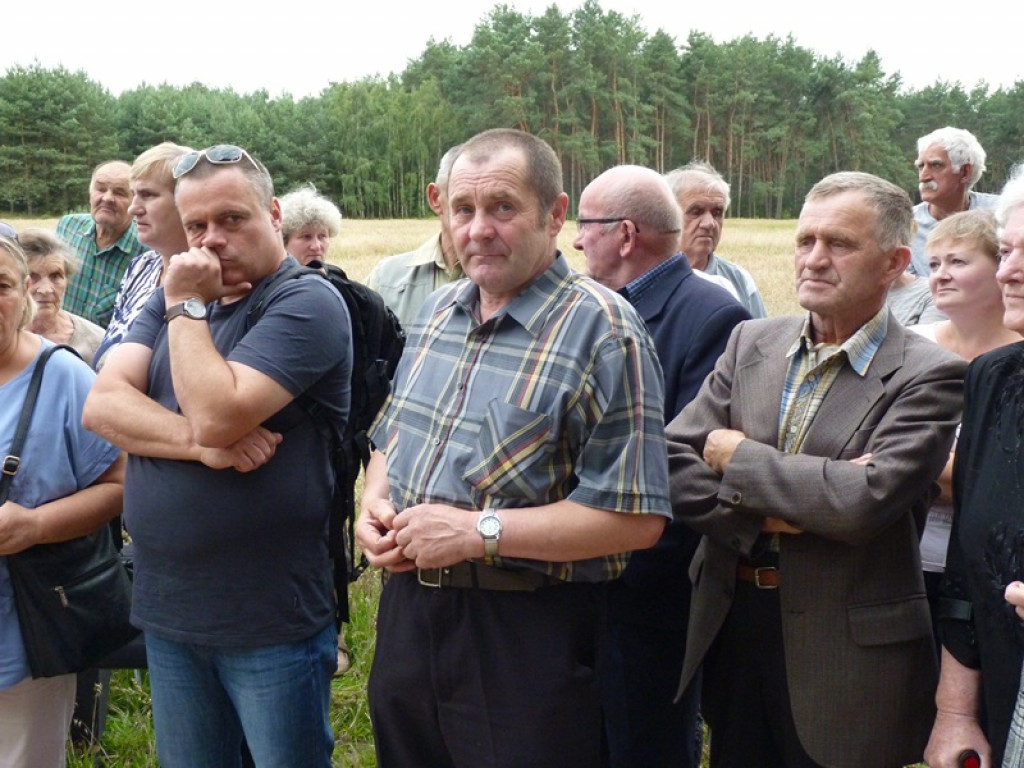 Biskup Wojciech Osial poświęcił replikę krzyża w Świącach