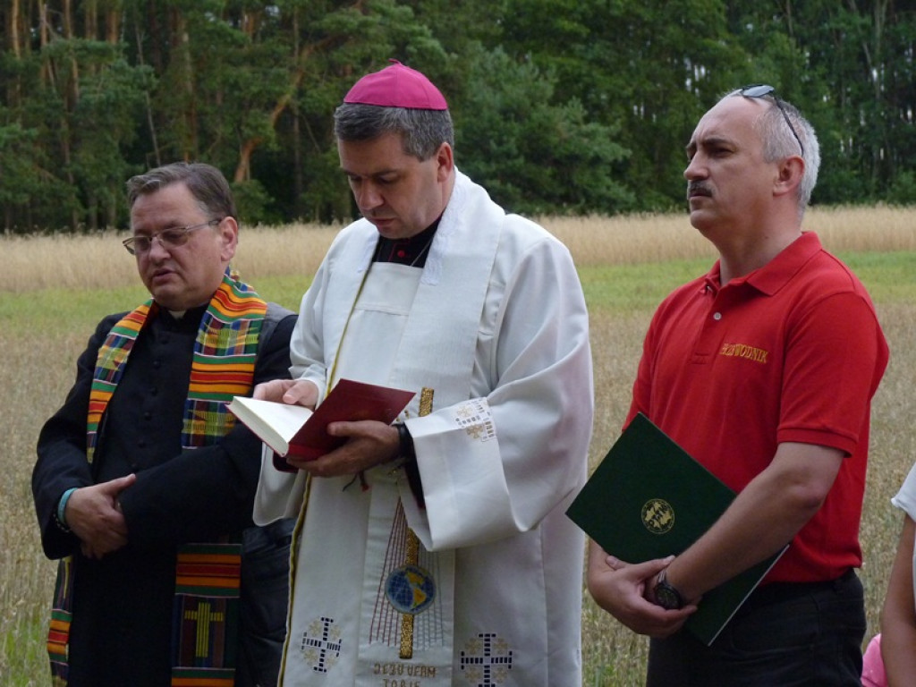 Biskup Wojciech Osial poświęcił replikę krzyża w Świącach