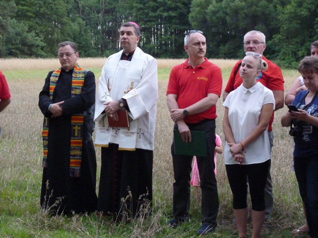 Biskup Wojciech Osial poświęcił replikę krzyża w Świącach