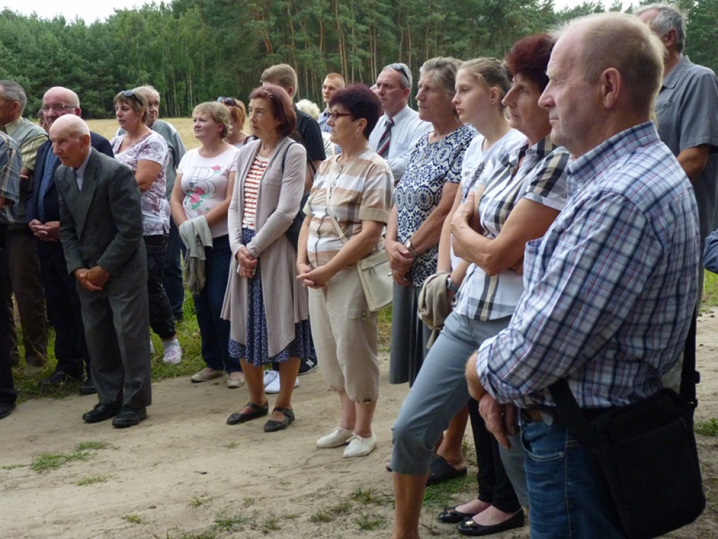 Biskup Wojciech Osial poświęcił replikę krzyża w Świącach