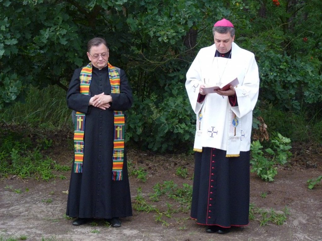 Biskup Wojciech Osial poświęcił replikę krzyża w Świącach