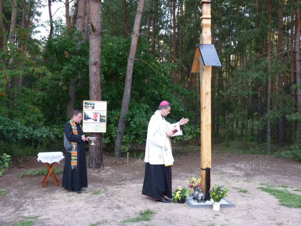 Biskup Wojciech Osial poświęcił replikę krzyża w Świącach