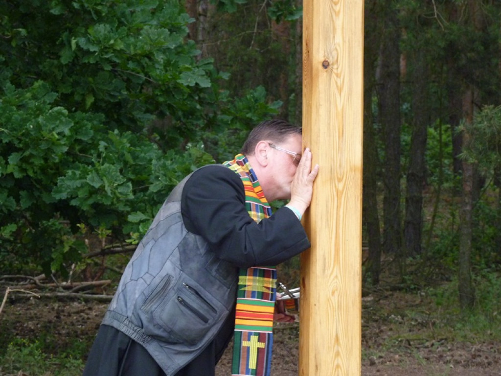 Biskup Wojciech Osial poświęcił replikę krzyża w Świącach