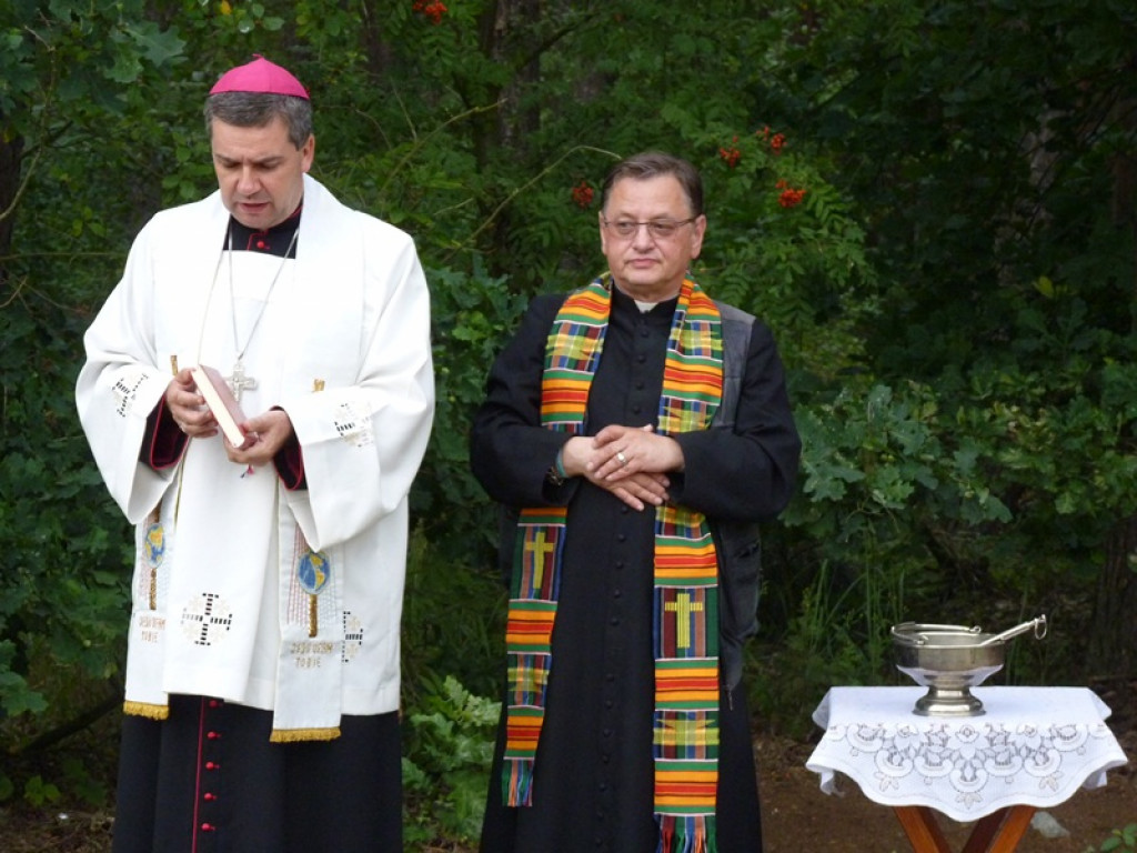 Biskup Wojciech Osial poświęcił replikę krzyża w Świącach