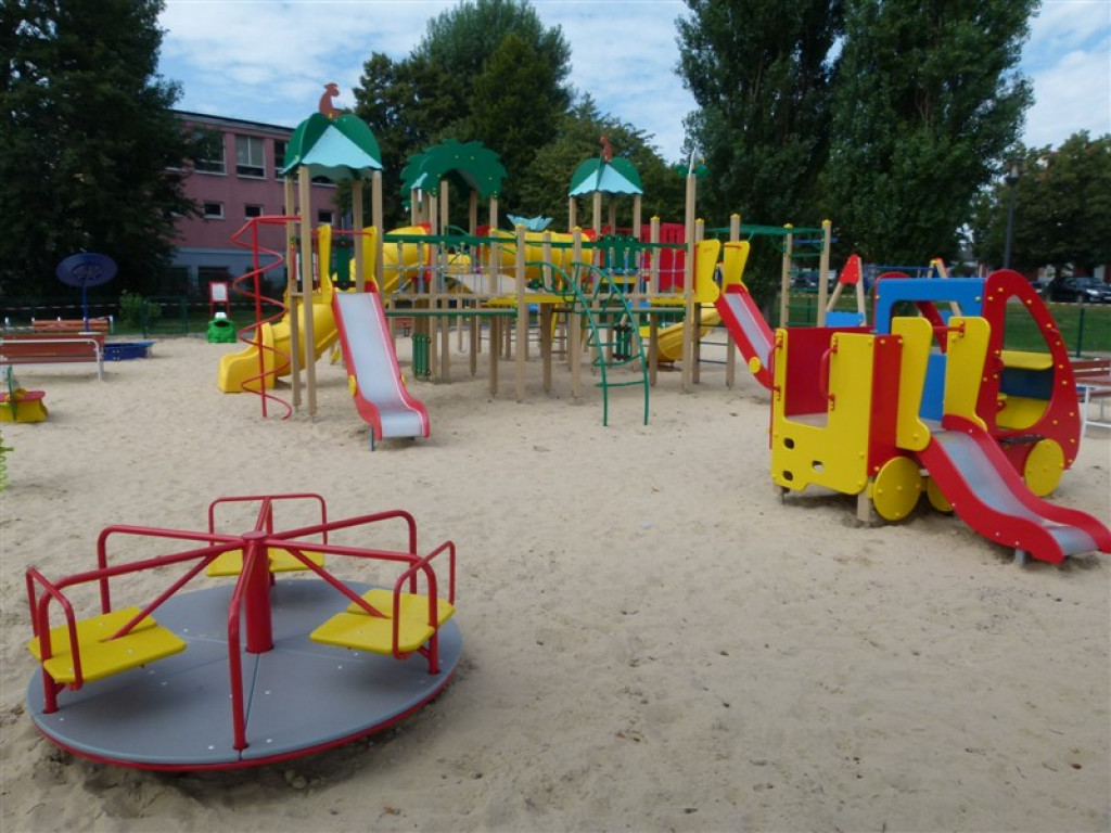 Nowy plac zabaw nad Mrożyczką