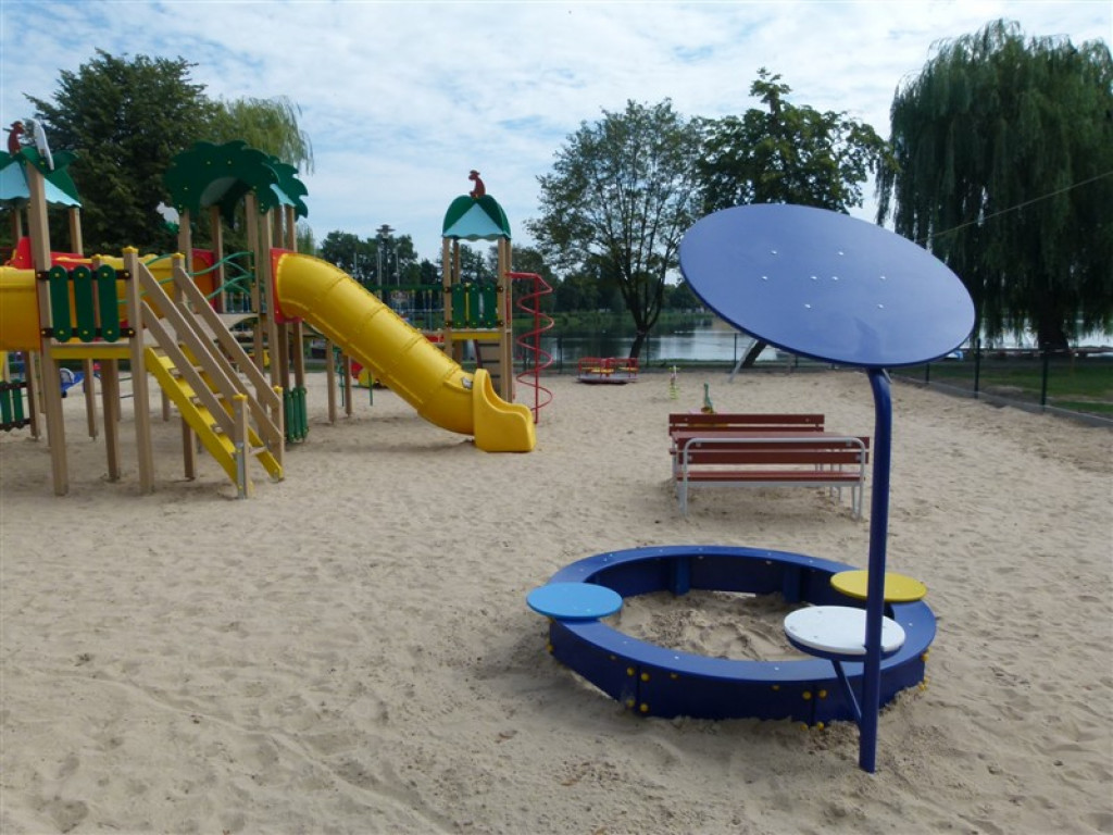 Nowy plac zabaw nad Mrożyczką