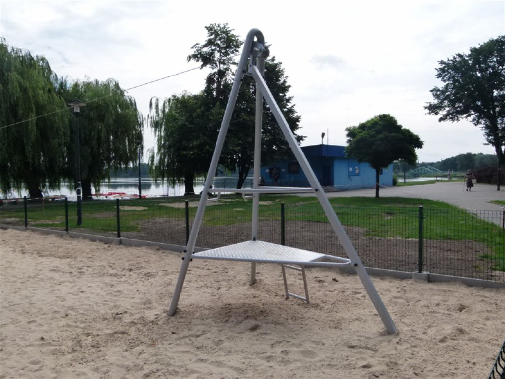 Nowy plac zabaw nad Mrożyczką