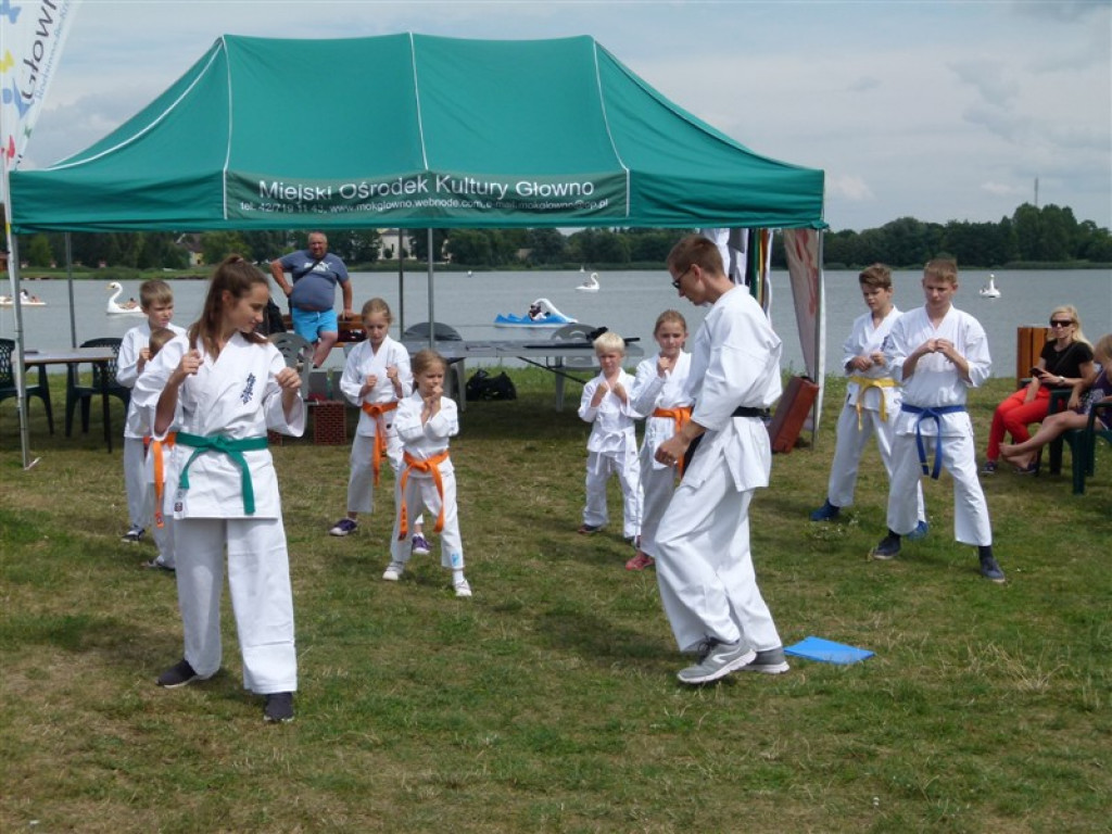 Trwa piknik nad zalewem Mrożyczka