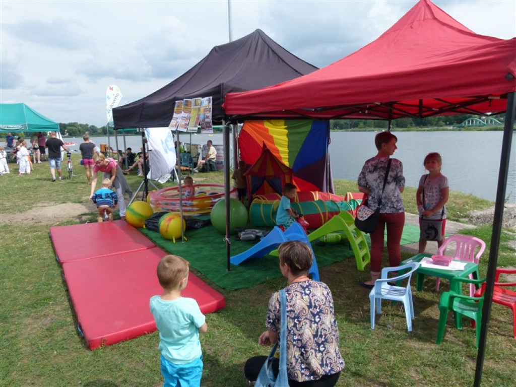 Trwa piknik nad zalewem Mrożyczka