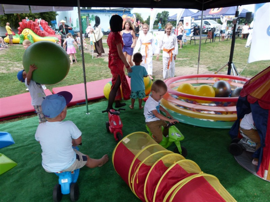 Trwa piknik nad zalewem Mrożyczka