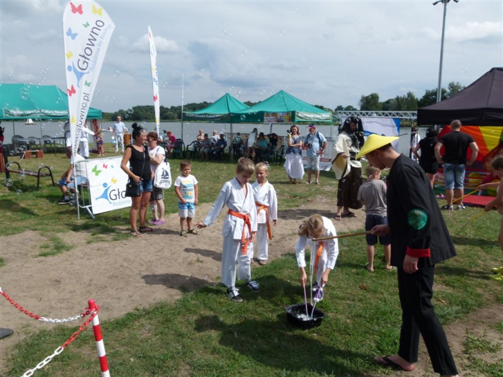 Trwa piknik nad zalewem Mrożyczka