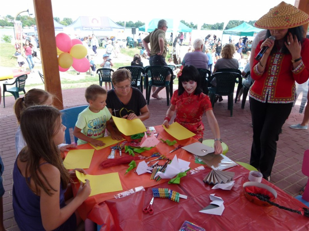 Trwa piknik nad zalewem Mrożyczka