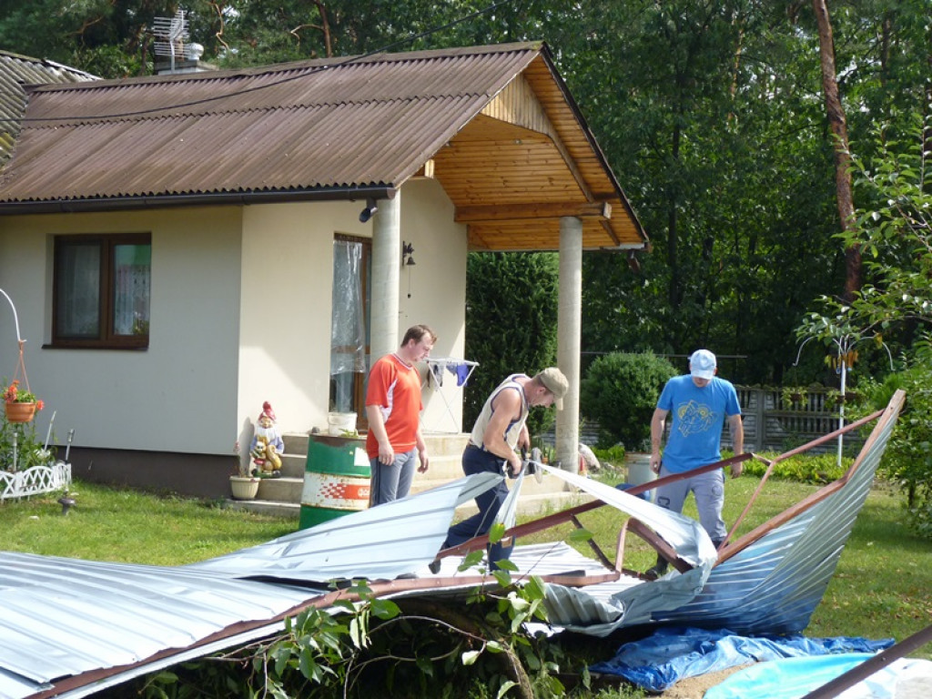 Gmina Łowicz i Bielawy: zerwane dachy i połamane nagrobki