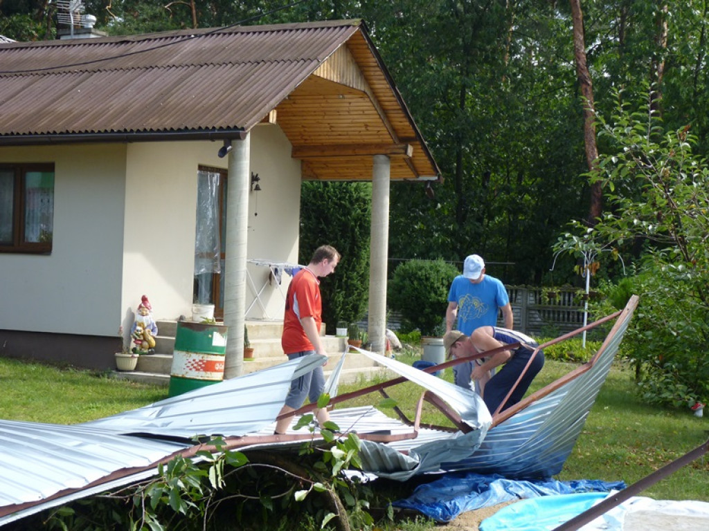 Gmina Łowicz i Bielawy: zerwane dachy i połamane nagrobki