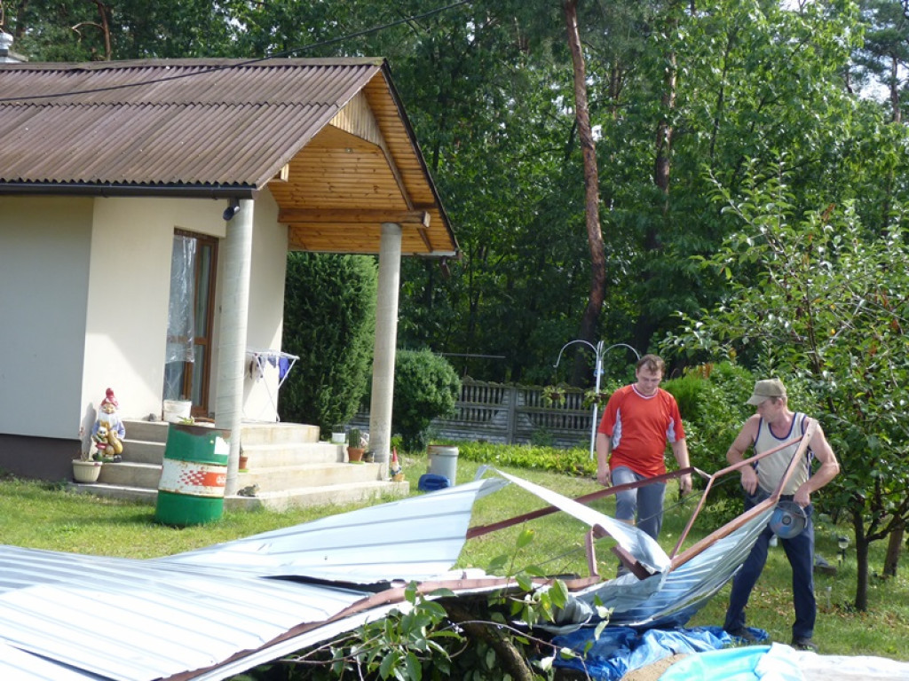 Gmina Łowicz i Bielawy: zerwane dachy i połamane nagrobki