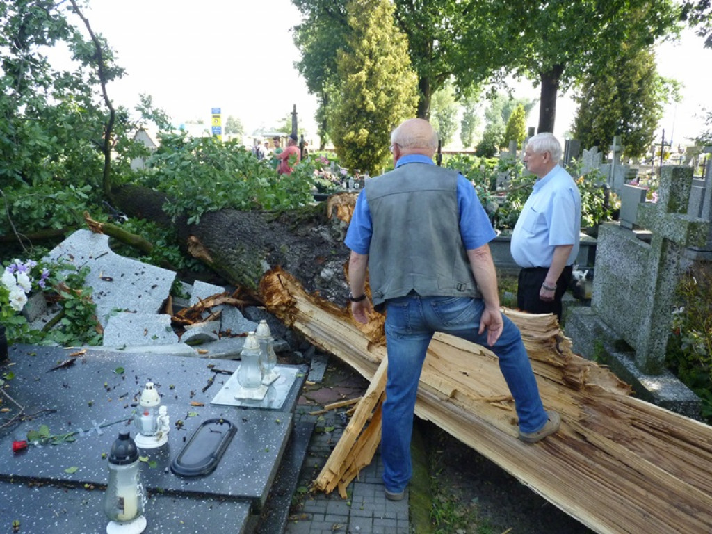 Gmina Łowicz i Bielawy: zerwane dachy i połamane nagrobki