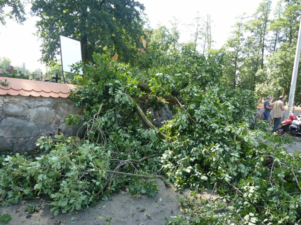 Gmina Łowicz i Bielawy: zerwane dachy i połamane nagrobki