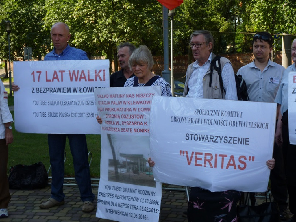 Pikieta przed Sądem Rejonowym w Łowiczu
