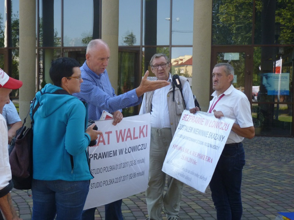 Pikieta przed Sądem Rejonowym w Łowiczu