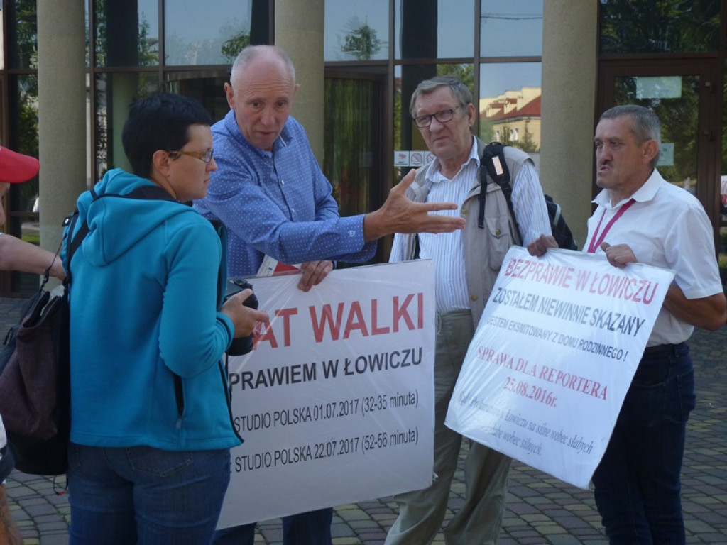 Pikieta przed Sądem Rejonowym w Łowiczu