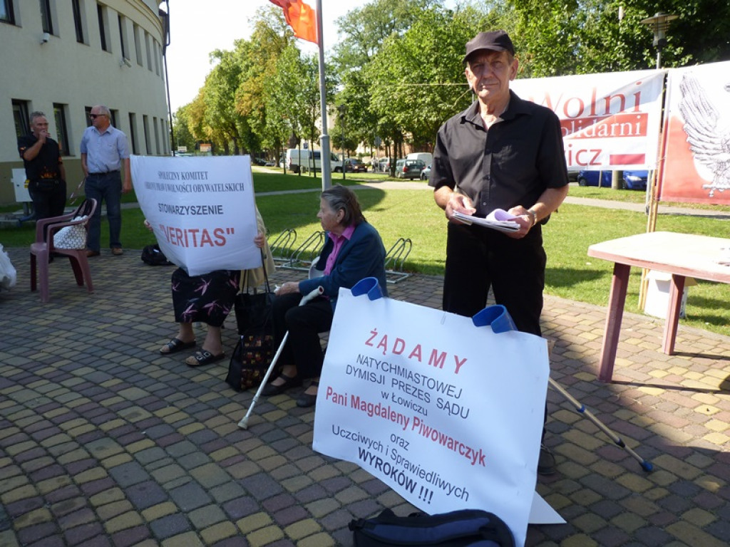 Pikieta przed Sądem Rejonowym w Łowiczu