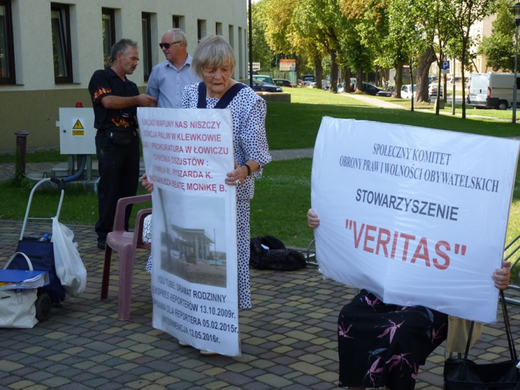 Pikieta przed Sądem Rejonowym w Łowiczu