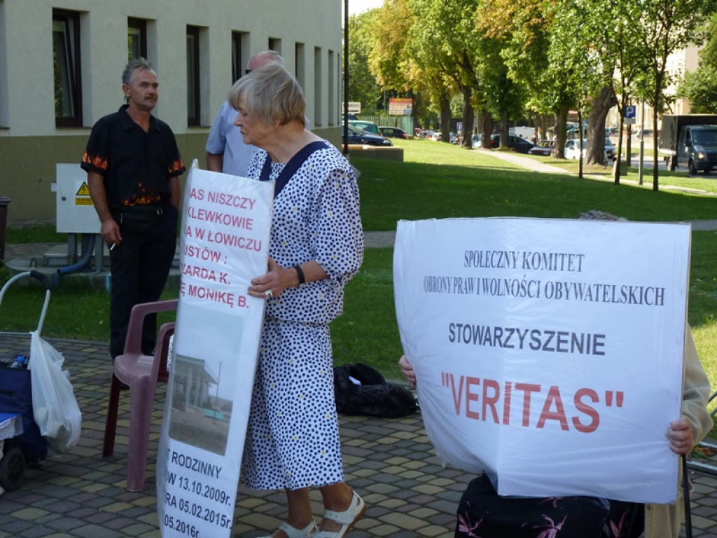 Pikieta przed Sądem Rejonowym w Łowiczu