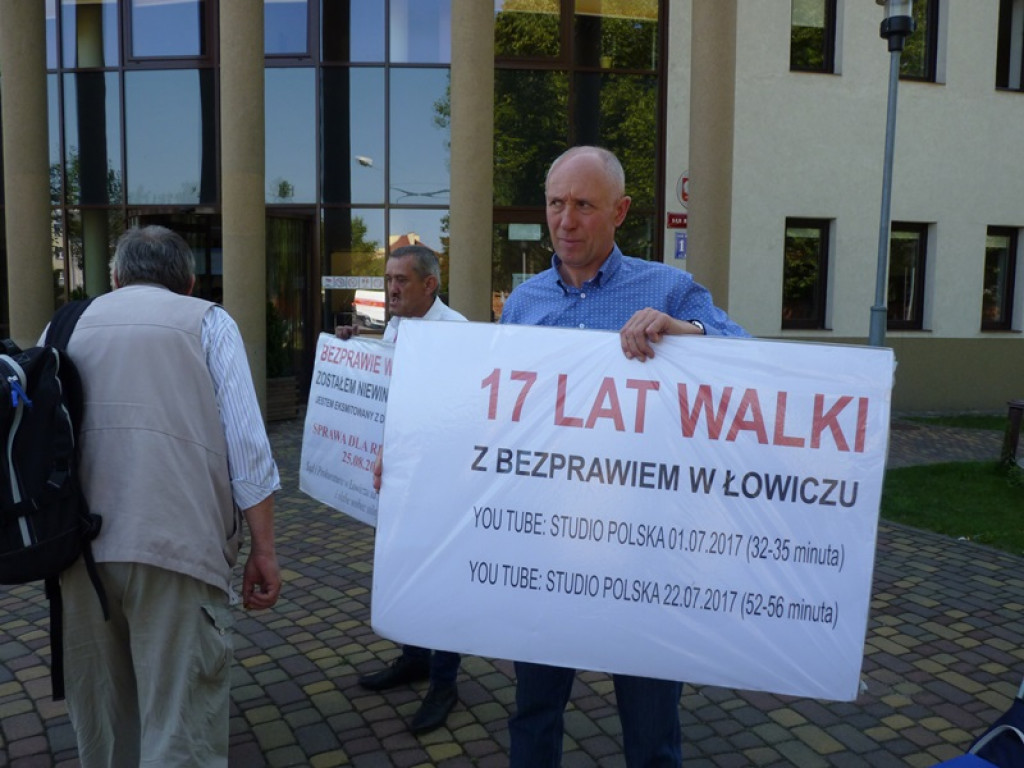 Pikieta przed Sądem Rejonowym w Łowiczu